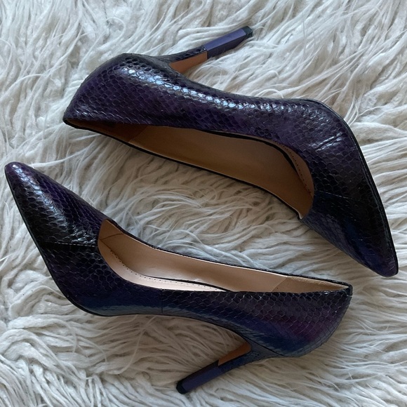 Pour La Victoire Camrin Dark Purple Snake Embossed Leather Heel Pumps NWT Sz 8.5 - Picture 2 of 10